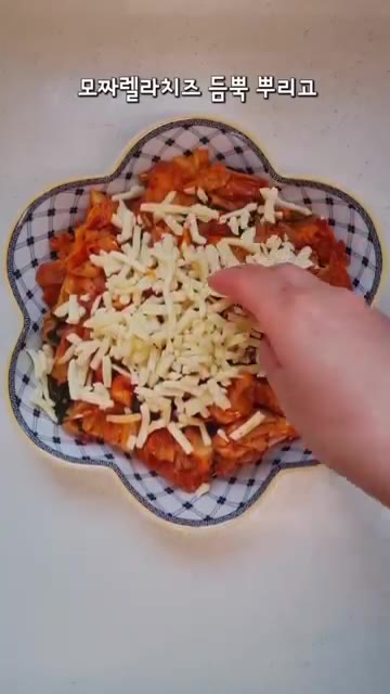 모짜렐라 치즈를 듬뿍 뿌리고 토치로 치즈를 녹여줍니다. — 닭갈비 초간단 레시피