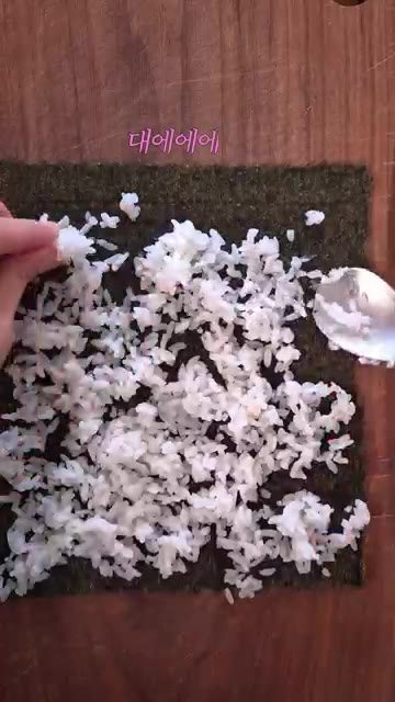 준비한 참치, 묵은지, 날치알, 계란 등의 재료를 차곡차곡 올려 김… — 묵은지 참치 날치알 김밥 만들기