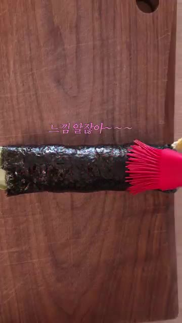 김밥 겉면에 참기름을 살짝 발라 윤기를 더한다. — 묵은지 참치 날치알 김밥 만들기