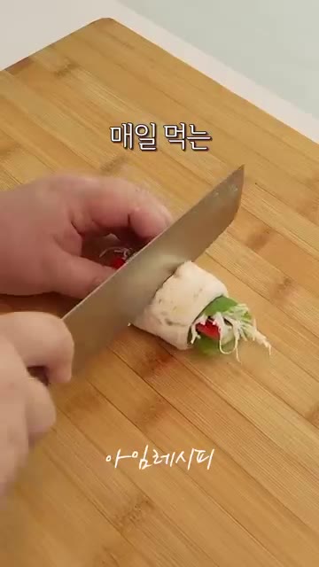 두부를 으깨 라이스페이퍼 위에 펴 바르고 깻잎, 채 썬 파프리카,… — 속 불편할 때, 이렇게 챙기세요! 두부 채소 롤