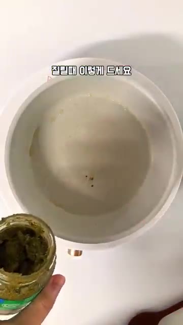 팬에 올리브유를 넉넉히 두르고 바질 페스토를 덜어 올린다. — 바질 페스토 계란 치즈 아침 요리