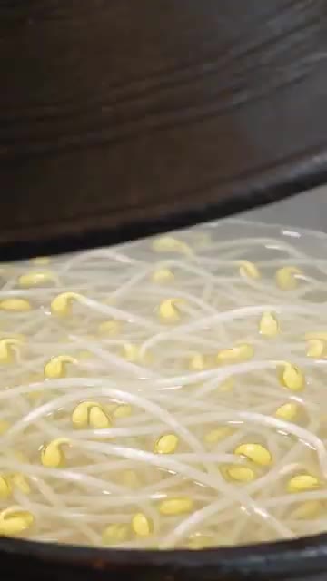 대파를 채 썰고 다진 마늘과 새우젓으로 간을 맞춘다. — 여름 새벽 콩나물국밥 레시피