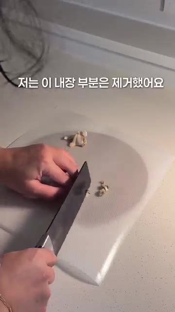 해산물용 일회용 도마를 사용하면 관리가 편리합니다. 바지락의 내장… — 10개월 아기 바지락봉골레 🍝