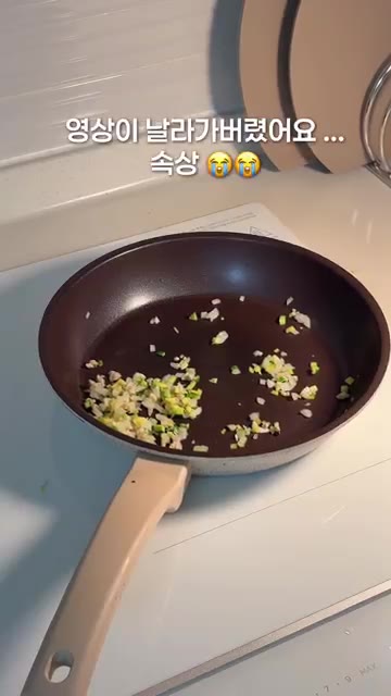 팬에 올리브 오일을 두르고 양파와 애호박을 먼저 볶아줍니다. — 10개월 아기 바지락봉골레 🍝