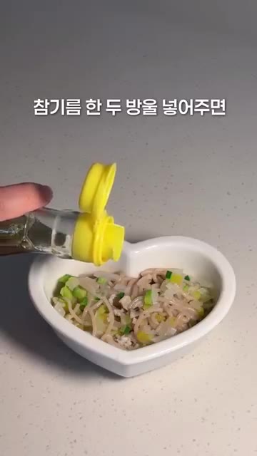 참기름 한두 방울을 넣어 바지락의 비린 맛을 한 번 더 잡아줍니다. — 10개월 아기 바지락봉골레 🍝