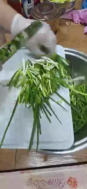 쪽파 반단을 썰어줍니다. — 맛깔스러운 배추겉절이 어렵지 않아요