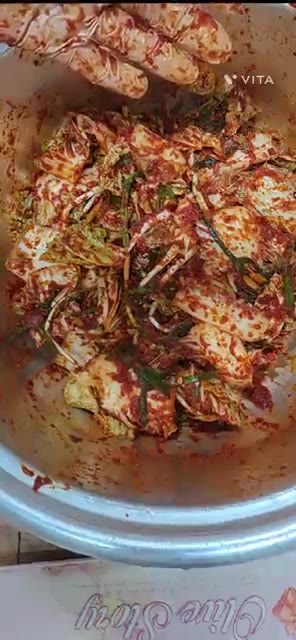 양념이 잘 어우러지도록 골고루 버무려줍니다. — 맛깔스러운 배추겉절이 어렵지 않아요