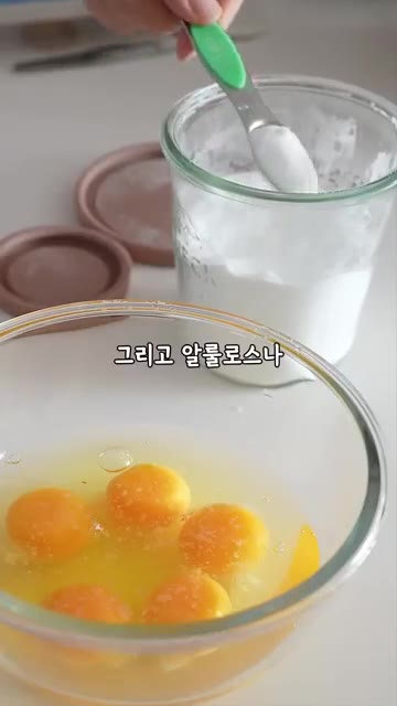 약불로 예열한 팬에 버터를 두르고 계란물을 부어 스크램블을 만듭니다… — 푸딩 식감 에그 샌드위치 만들기