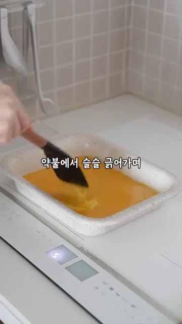 구워둔 빵 위에 마요네즈를 바르고, 그릭요거트와 섞어 만든 스크램블… — 푸딩 식감 에그 샌드위치 만들기