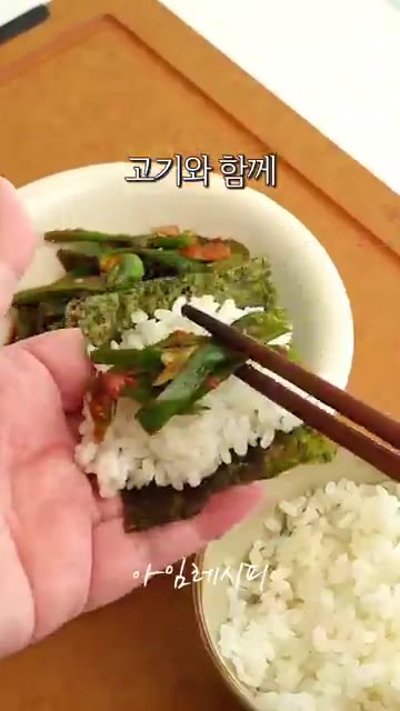 완성된 고추 양념 절임을 밀폐 용기에 담아 실온에서 반나절 정도 숙… — 끝물고추 평생 써먹는 비법 초간단 레시피