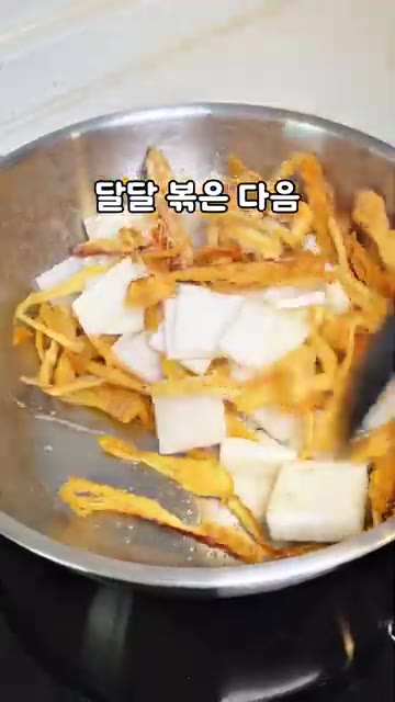물을 붓고 다진 마늘 1큰술을 넣어줍니다. — 정호영 황태콩나물 해장국