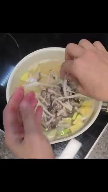 육수에 썰어둔 애호박, 양파, 버섯을 넣고 시판 수제비도 넣어줍니다. — 부드러운 초간단 들깨 수제비