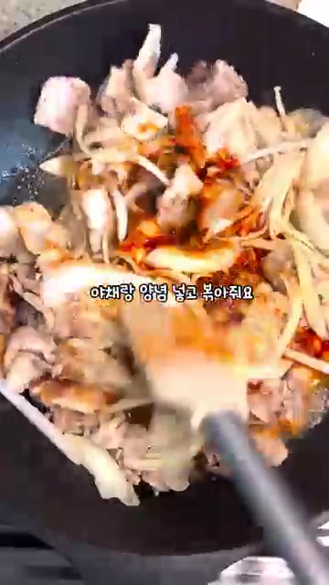 구워진 대패삼겹살에 양파와 팽이버섯을 넣고 함께 볶는다. — 고깃집 된장찌개 & 대패 제육볶음