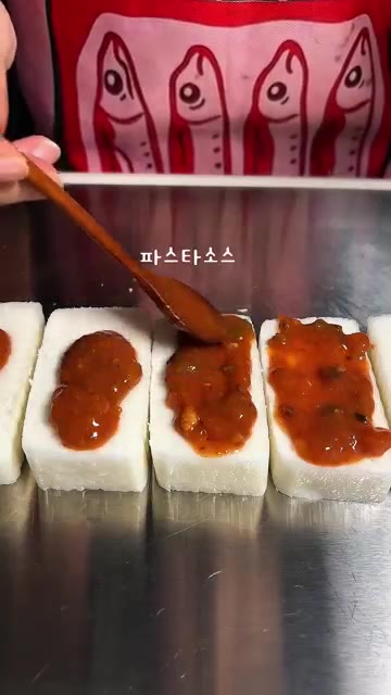냉동 백설기를 꺼내 적당한 크기로 썬다. — 냉동실에 백설기 꺼내세요❤️ 피자설기 너무 맛있는데요!