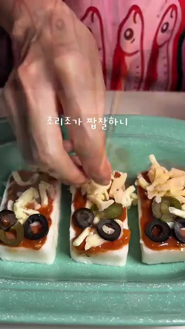 모짜렐라 치즈를 넉넉히 올린다. — 냉동실에 백설기 꺼내세요❤️ 피자설기 너무 맛있는데요!