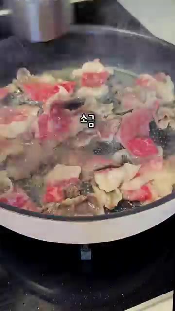팬에 차돌박이를 넣고 노릇하게 볶다가 전분가루를 넣고 함께 볶는다. — 한판 육전: 차돌박이와 계란으로 만드는 초간단 명절 전 레시피