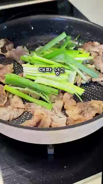 채 썬 대파와 소금, 후추를 넣고 볶은 뒤 팬에 보기 좋게 펼쳐준다. — 한판 육전: 차돌박이와 계란으로 만드는 초간단 명절 전 레시피