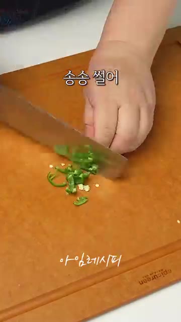 채 썬 양배추를 팬에 깔아주세요. — 배부르게 먹어도 부담없는 채소 듬뿍 목살찜