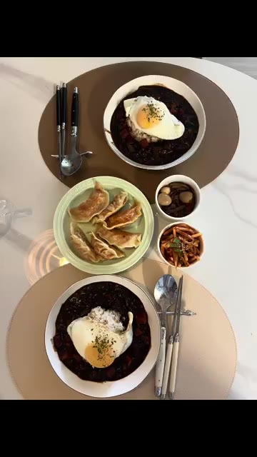 그릇에 밥을 담고 짜장 소스를 올린 뒤 계란 프라이를 얹어 완성한다. — 초간단 짜장밥 만들기