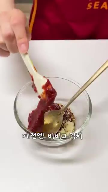 매운 것을 못 먹는 친구들을 위해 애호박 간장 국수와 감자전을 만들었다. — 외국인이 좋아한 의외의 한식?!