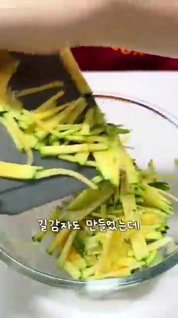 냉면 사리를 삶아 고추장, 간장, 설탕, 다진 마늘, 식초, 고추가… — 외국인이 좋아한 의외의 한식?!