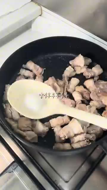 팬에 대패삼겹살을 넣고 노릇하게 구워 기름을 제거한다. — 대패삼겹살 도시락 만들기