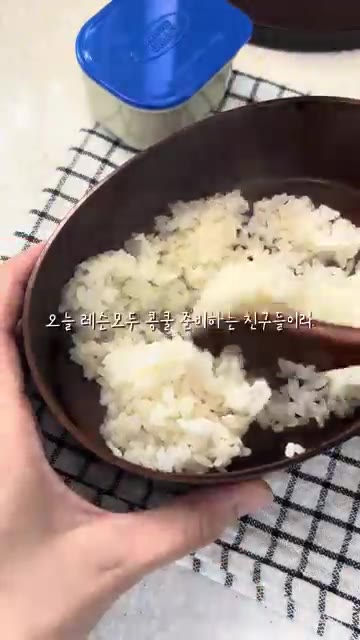 구워진 삼겹살에 간장 양념을 넣고 볶아준다. — 대패삼겹살 도시락 만들기