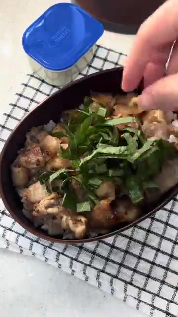 도시락 통에 밥을 담고 그 위에 볶은 대패삼겹살을 올린다. — 대패삼겹살 도시락 만들기