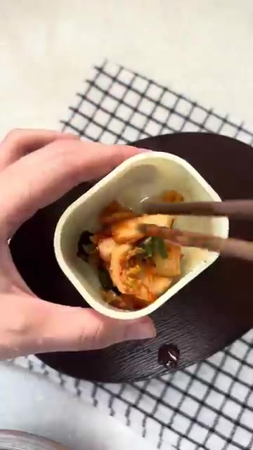 김치를 곁들여 도시락을 완성한다. — 대패삼겹살 도시락 만들기