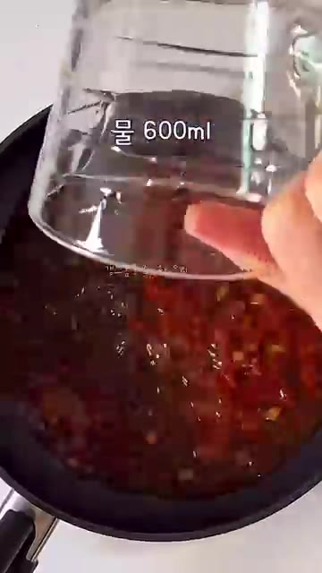 물을 붓고 스파게티면을 넣어 5분간 끓입니다. — 얼큰칼칼 소스 대박❗️원팬 해장파스타 레시피