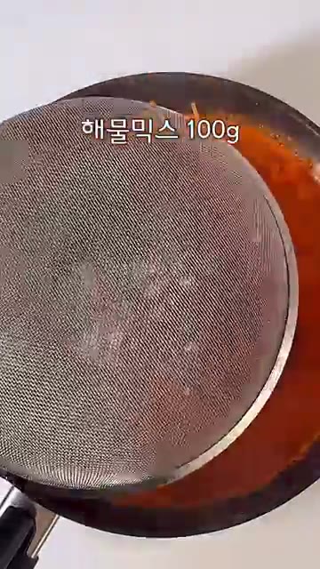 5분 뒤 토마토소스, 해동한 해물믹스, 고추장, 굴소스를 넣고 5분… — 얼큰칼칼 소스 대박❗️원팬 해장파스타 레시피
