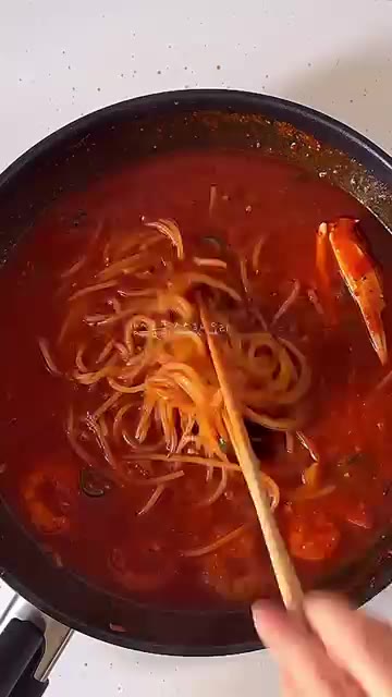 불을 끄고 후추를 갈아 넣으면 완성입니다. — 얼큰칼칼 소스 대박❗️원팬 해장파스타 레시피