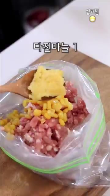 지퍼백에 다진 돼지고기, 옥수수, 다진 쪽파, 다진 마늘, 간장,… — 가지 다이어트 요리 제일 맛있게 먹는 법
