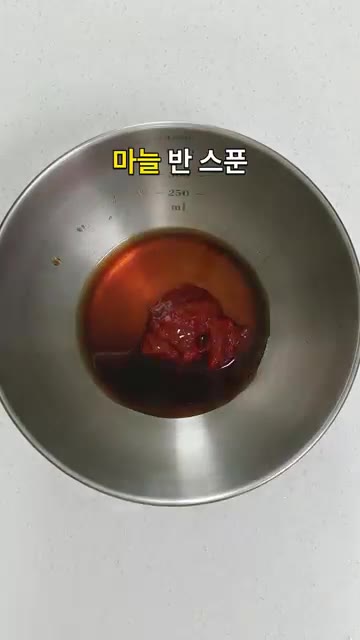 애호박은 가늘게 채 썰어 팬에 식용유를 두르고 중강불에서 살짝 볶아… — 애호박 참치 비빔국수 레시피