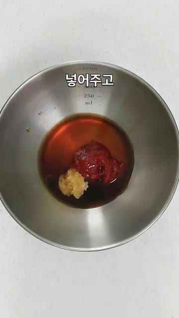 끓는 물에 소면 200g을 넣고 3분 30초간 삶은 후 찬물에 헹궈… — 애호박 참치 비빔국수 레시피