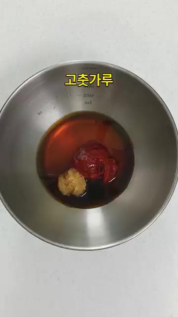 양념장에 소면과 볶은 애호박을 넣고 골고루 비벼줍니다. — 애호박 참치 비빔국수 레시피