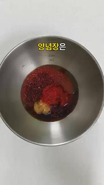 물기를 뺀 참치를 넣고 가볍게 섞어줍니다. — 애호박 참치 비빔국수 레시피