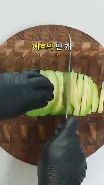 그릇에 담고 깨를 뿌려 완성합니다. — 애호박 참치 비빔국수 레시피
