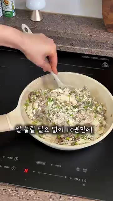 팬에 기버터를 녹이고 소고기 다짐육을 넣어 볶는다. — 다른 반찬 필요없는 마늘쫑순두부소고기밥