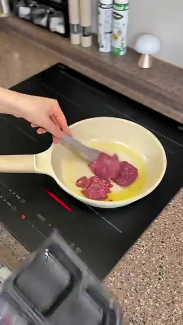 볶은 소고기와 마늘쫑을 잠시 다른 그릇에 덜어둔다. — 다른 반찬 필요없는 마늘쫑순두부소고기밥