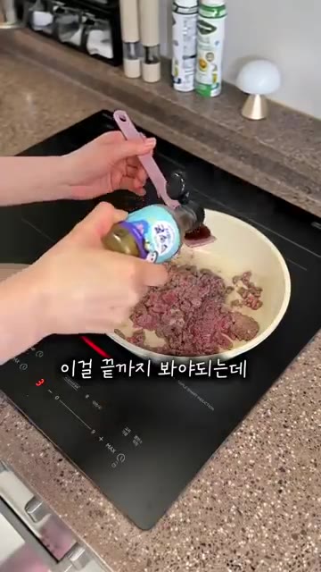 팬에 밥을 넣고 볶다가 덜어둔 소고기 마늘쫑을 올린다. — 다른 반찬 필요없는 마늘쫑순두부소고기밥