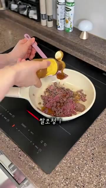 으깬 순두부를 올리고 무염버터를 올린다. — 다른 반찬 필요없는 마늘쫑순두부소고기밥