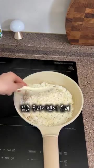 아주 약한 불에서 5분간 뜸을 들인다. — 다른 반찬 필요없는 마늘쫑순두부소고기밥