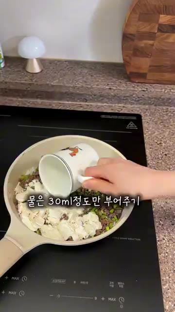 밥을 그릇에 담는다. — 다른 반찬 필요없는 마늘쫑순두부소고기밥