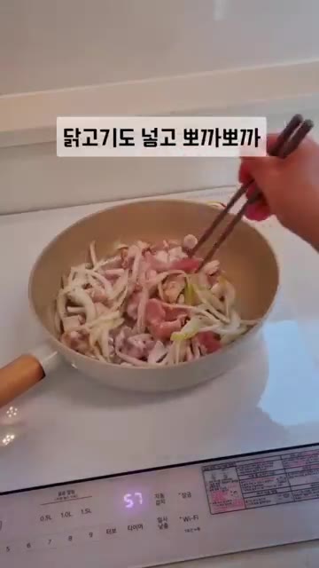 기름을 살짝 두른 팬에 채 썬 양파를 넣고 볶아줍니다. 양파가 투명… — 오야꼬동 초간단 레시피