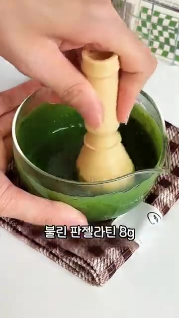 우유 60g에 말차가루 10g을 넣고 덩어리 없이 잘 풀어준 뒤,… — 오븐 없이 만드는 말차 오레오 무스 케이크