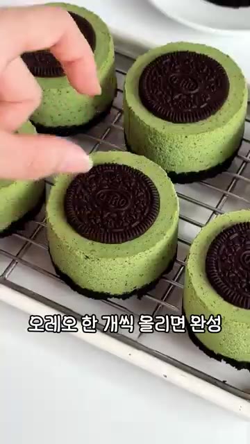 틀에서 케이크를 조심스럽게 분리하고 오레오 쿠키로 장식한다. — 오븐 없이 만드는 말차 오레오 무스 케이크