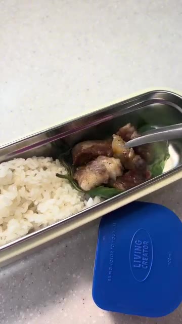 깻잎을 깔고 소금 후추로 간한 목살 구이를 올린다. — 프리랜서 떠시락 🍡