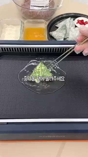 이제 예열한 팬에 기름을 넉넉히 둘러주고, 깻잎에 계란물을 앞뒤로… — 간단한데 중요한 팁 깻잎전