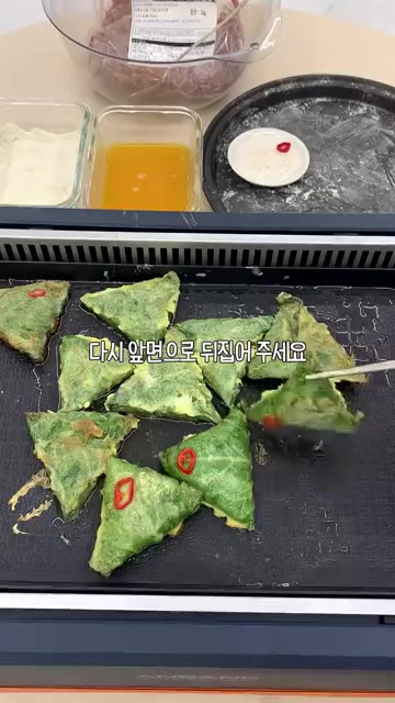 처음에 5분 이상 충분히 익혀주고 뒤집어서는 15초만 살짝 익혀주세… — 간단한데 중요한 팁 깻잎전